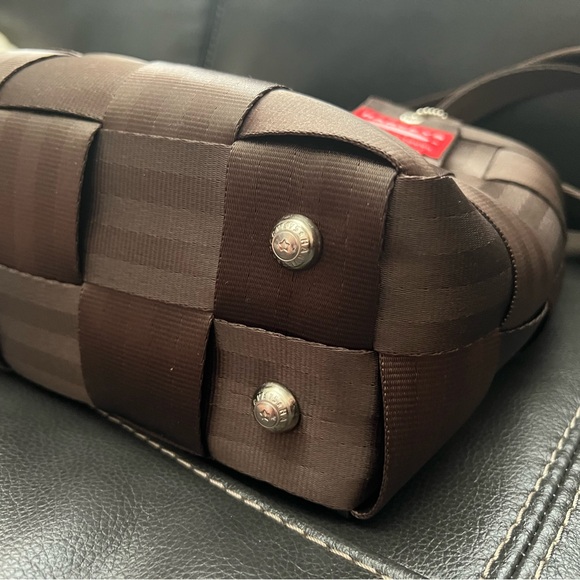 Harvey’s Original Seatbelt Shoulder Tote - Picture 6 of 7